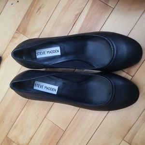 Basic round-toe pumps, size 7.5